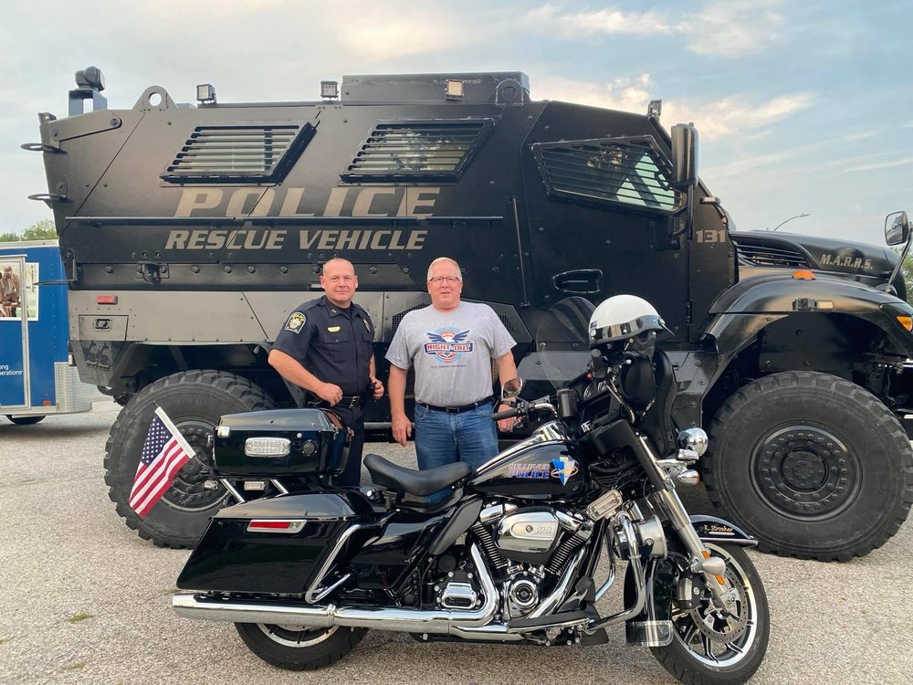 Chief and Mayor Hike with a Bellevue police rescue vehicle